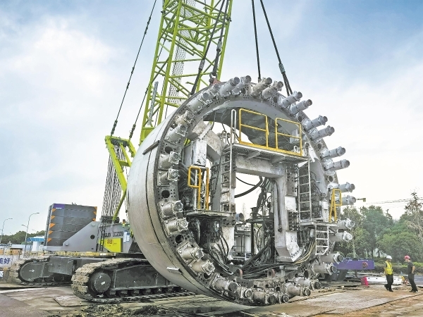 盾构机吊装作业。